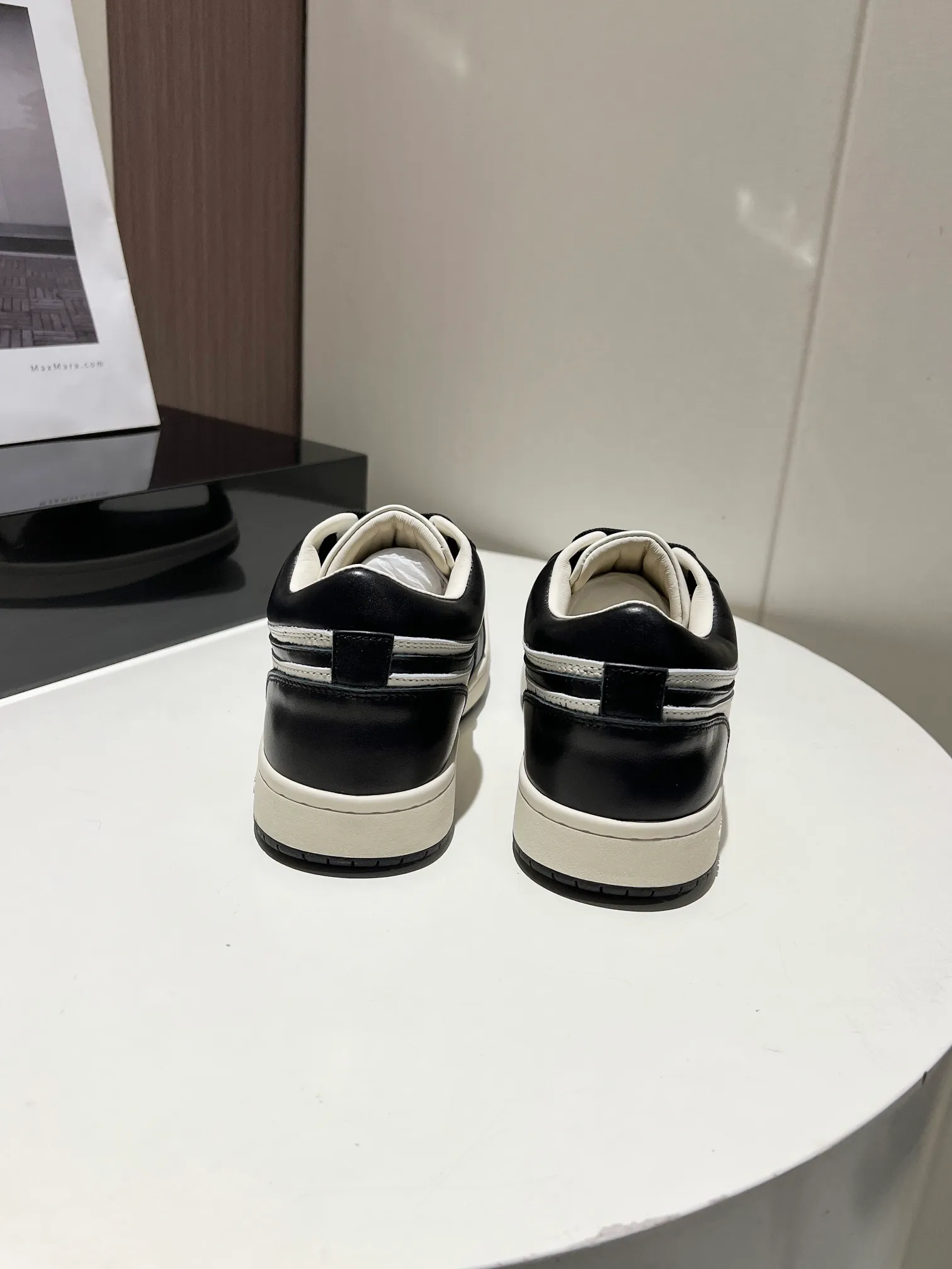 👟👟Ex-factory price 480👟👟 👑CALVINLUO I CUBE SNEAKER trendy brand square shoes low-top casual square-toe sneakers skateboard shoes sneakers👑 Starting from the design elements of classic two-color sneakers, CALVINLUO extracts the iconic elements of casual sneakers and integrates them into the formal "square toe" of formal shoes to make the overall lines of the sneakers more distinct. Nowadays, the matching rules are casual. 🧣Formal sports shoes are nothing new. The unique avant-garde square lines of CUBE SNEAKER, whether it echoes the tough and crisp suits, or appears in an eclectic manner in street styles, are a choice that breaks away from tradition and shows personality🧢 ▪️ Fabric: Original custom imported first-layer cowhide ▪️ Lining: Imported breathable mesh lining + soft sheepskin ▪️ Sole: Original molded two-color TPU outsole ▪️ Size: 35-40 (40 customized)